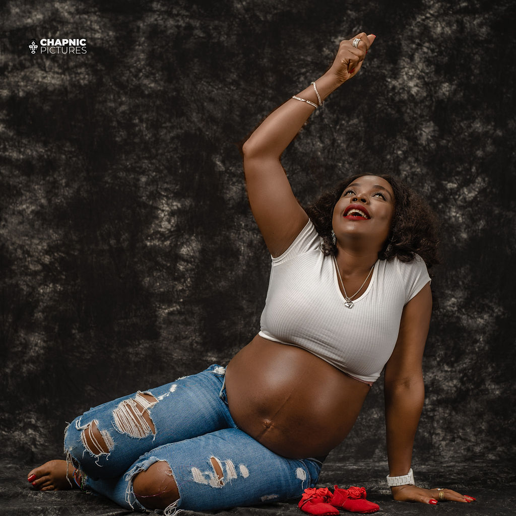 An expressive seated maternity portrait with one arm raised - Chap Nic Pictures